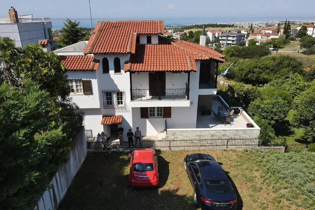 Villa Hillock: Traditional Luxury with Garden for Gatherings Thessaloniki