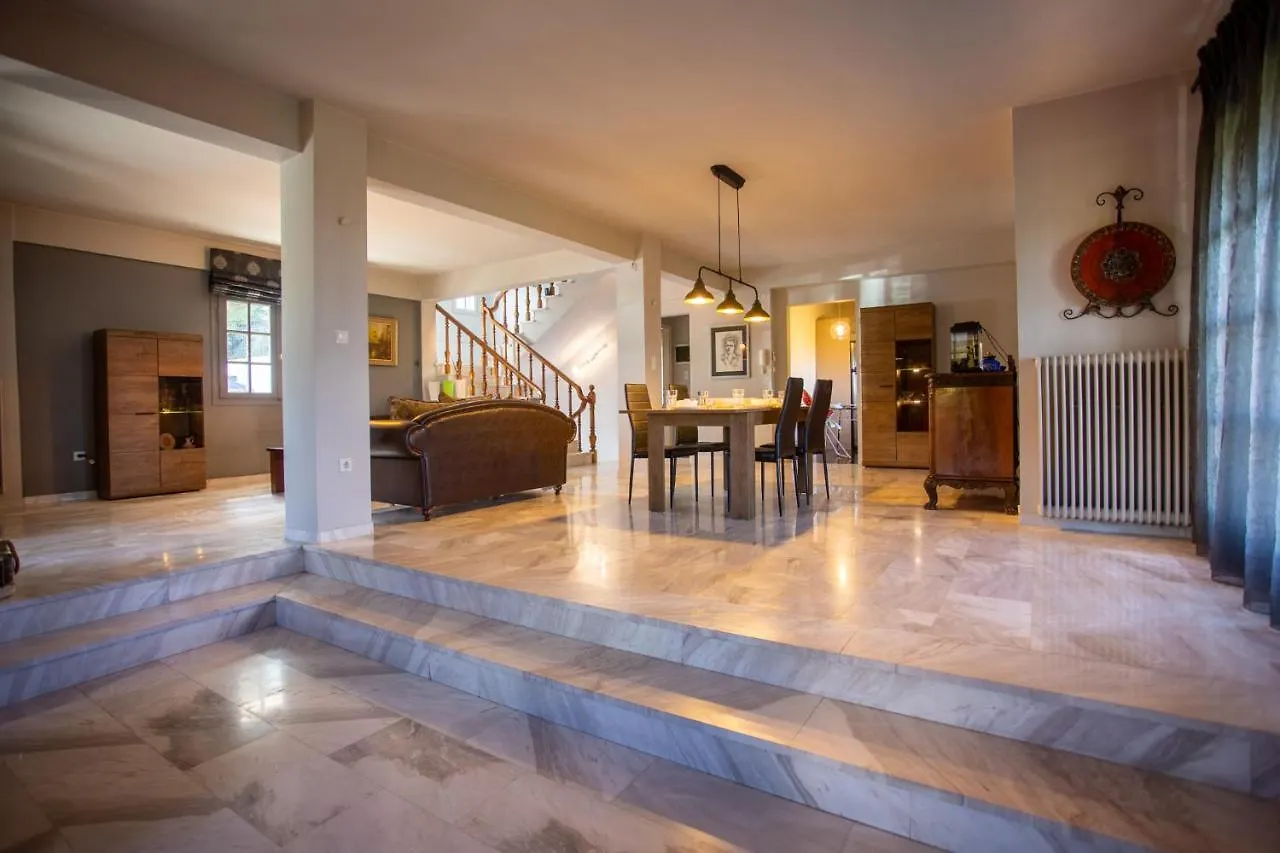 Villa Hillock: Traditional Luxury with Garden for Gatherings Thessaloniki