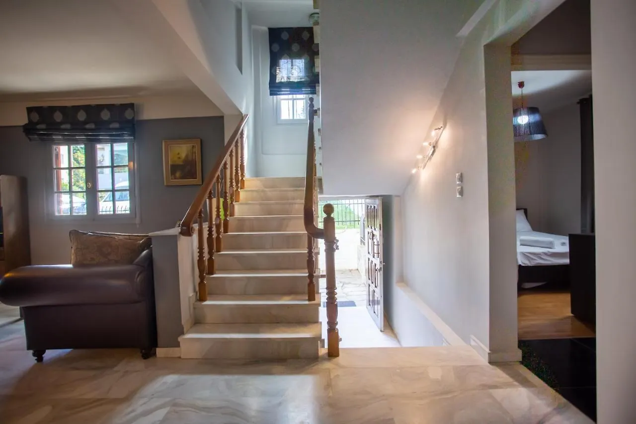Villa Hillock: Traditional Luxury with Garden for Gatherings Thessaloniki