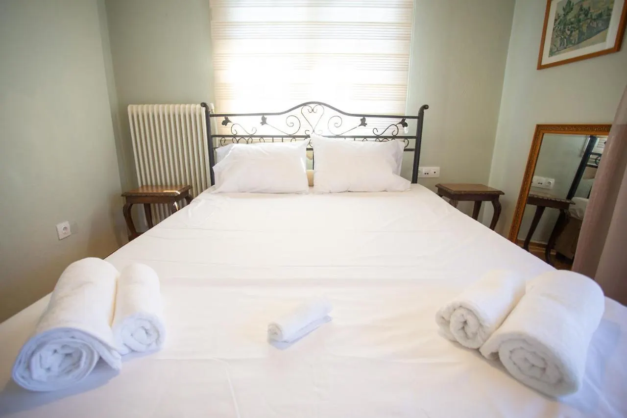 Villa Hillock: Traditional Luxury with Garden for Gatherings Thessaloniki