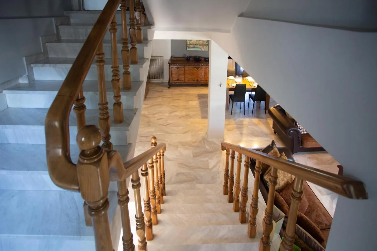 Villa Hillock: Traditional Luxury with Garden for Gatherings Thessaloniki