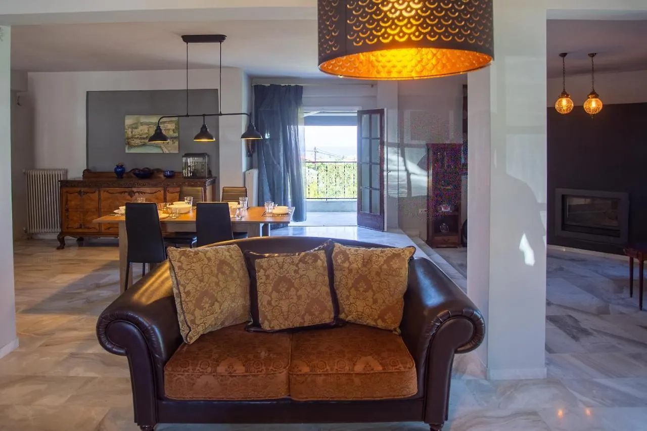 Villa Hillock: Traditional Luxury with Garden for Gatherings Thessaloniki