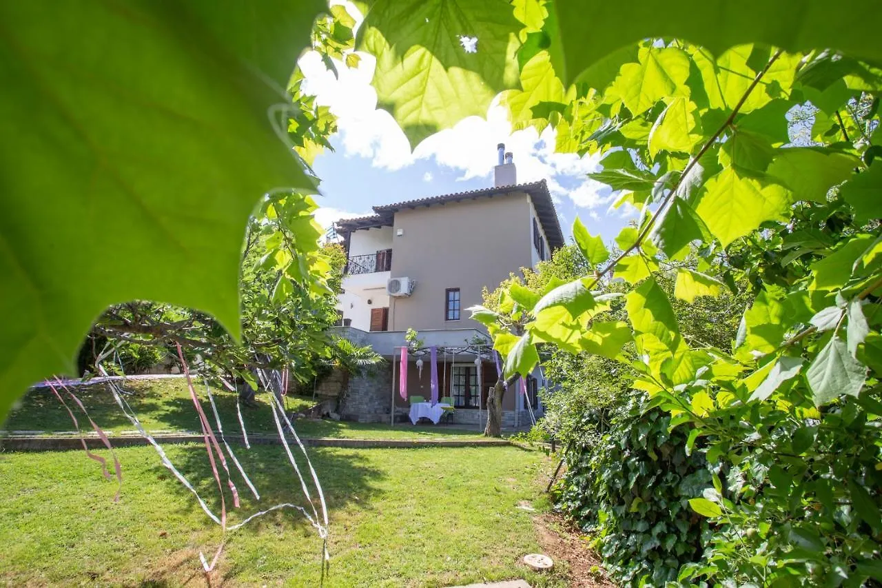Villa Hillock: Traditional Luxury with Garden for Gatherings Thessaloniki