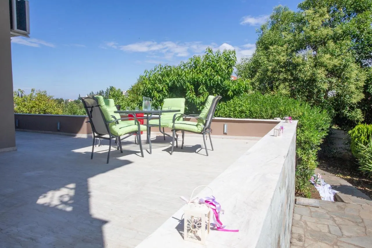 Villa Hillock: Traditional Luxury with Garden for Gatherings Thessaloniki Greece