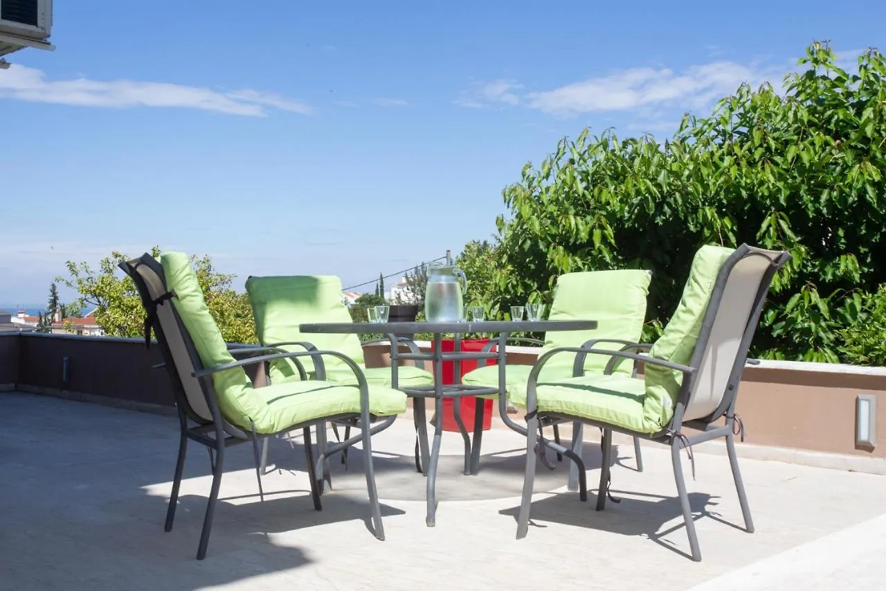 Villa Hillock: Traditional Luxury with Garden for Gatherings Thessaloniki
