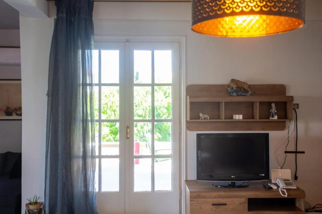 Villa Hillock: Traditional Luxury with Garden for Gatherings Thessaloniki