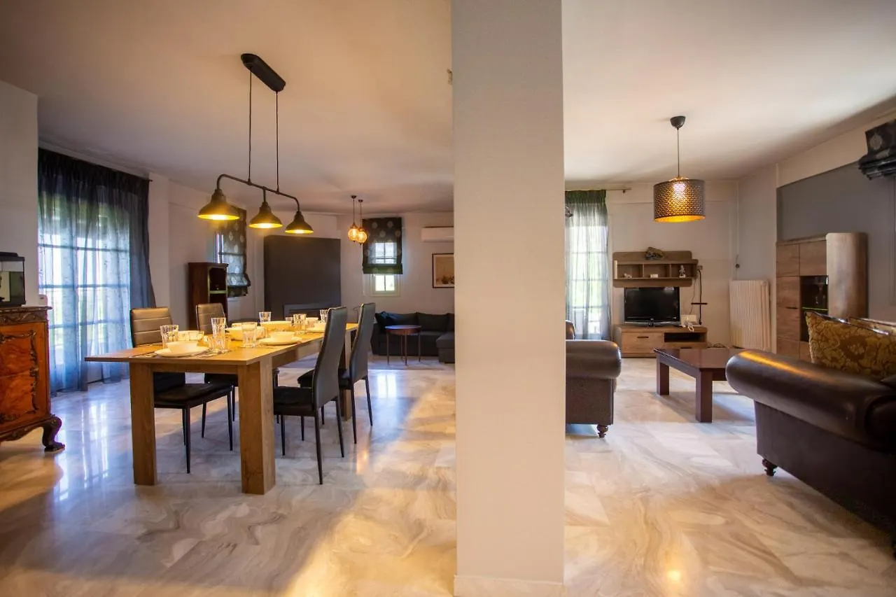 Villa Hillock: Traditional Luxury with Garden for Gatherings Thessaloniki