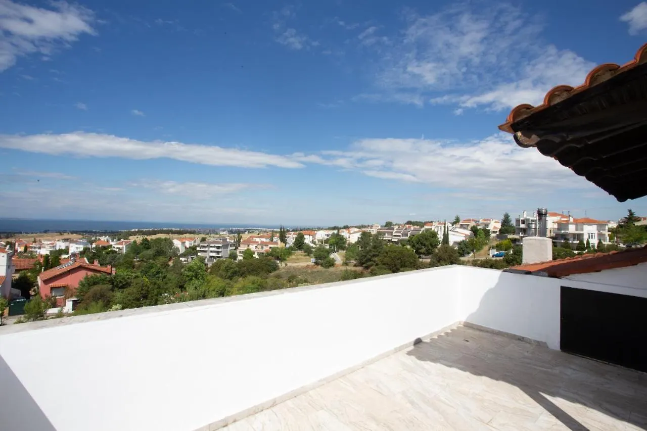 Villa Hillock: Traditional Luxury with Garden for Gatherings Thessaloniki