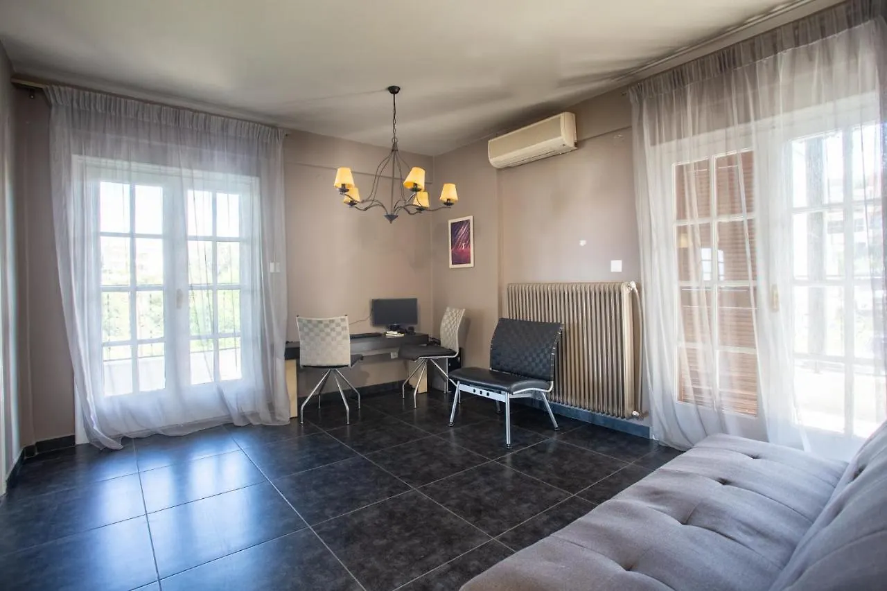 Villa Hillock: Traditional Luxury with Garden for Gatherings Thessaloniki
