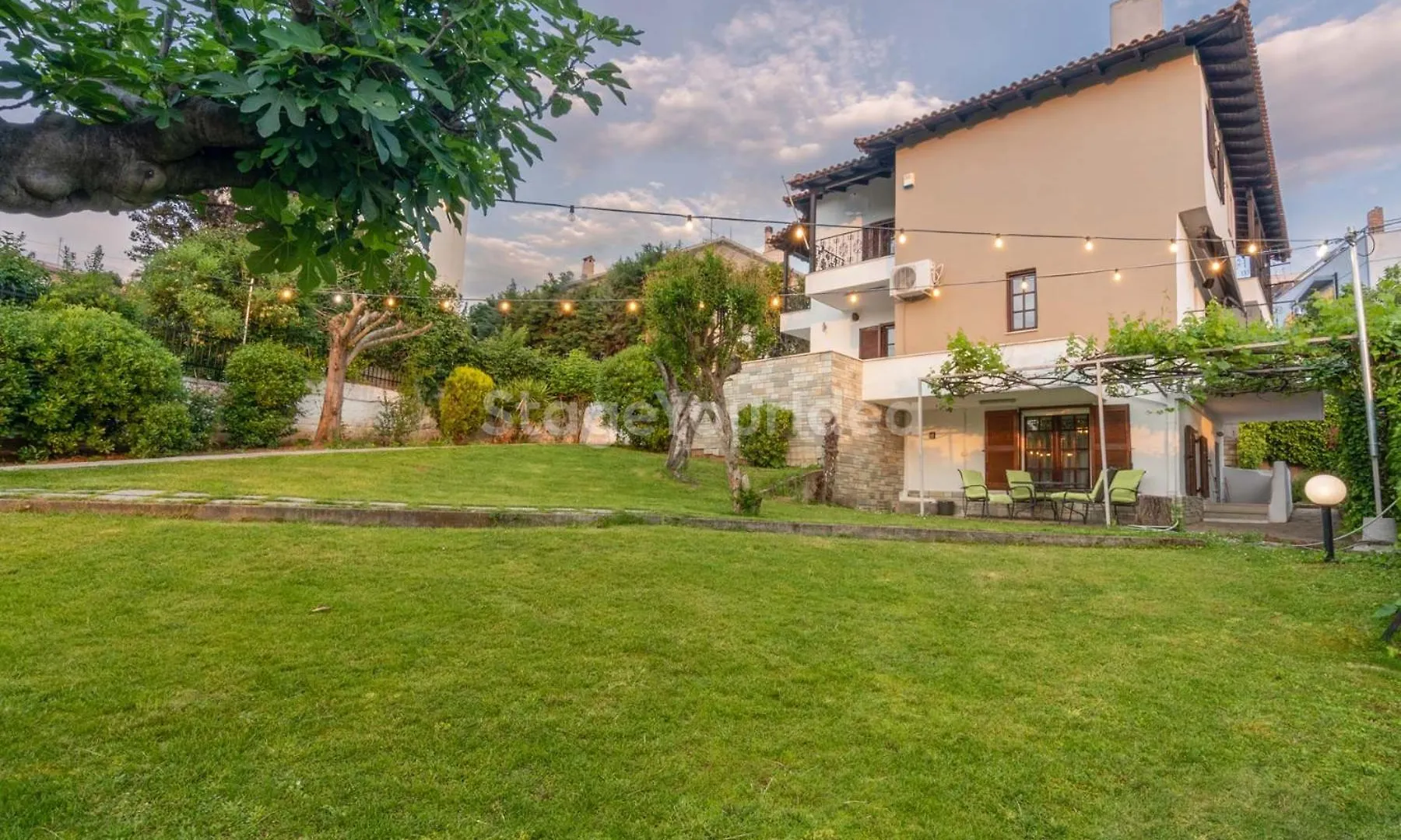 Villa Hillock: Traditional Luxury with Garden for Gatherings Thessaloniki