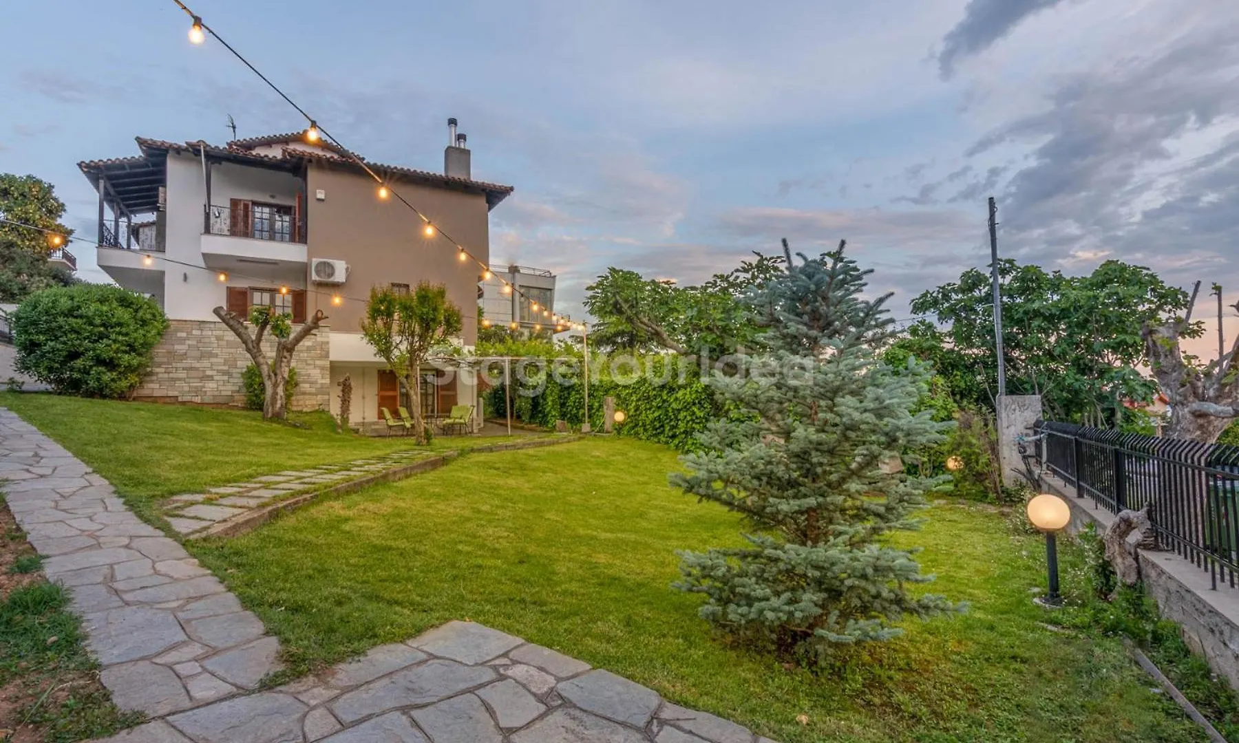 Villa Hillock: Traditional Luxury with Garden for Gatherings Thessaloniki