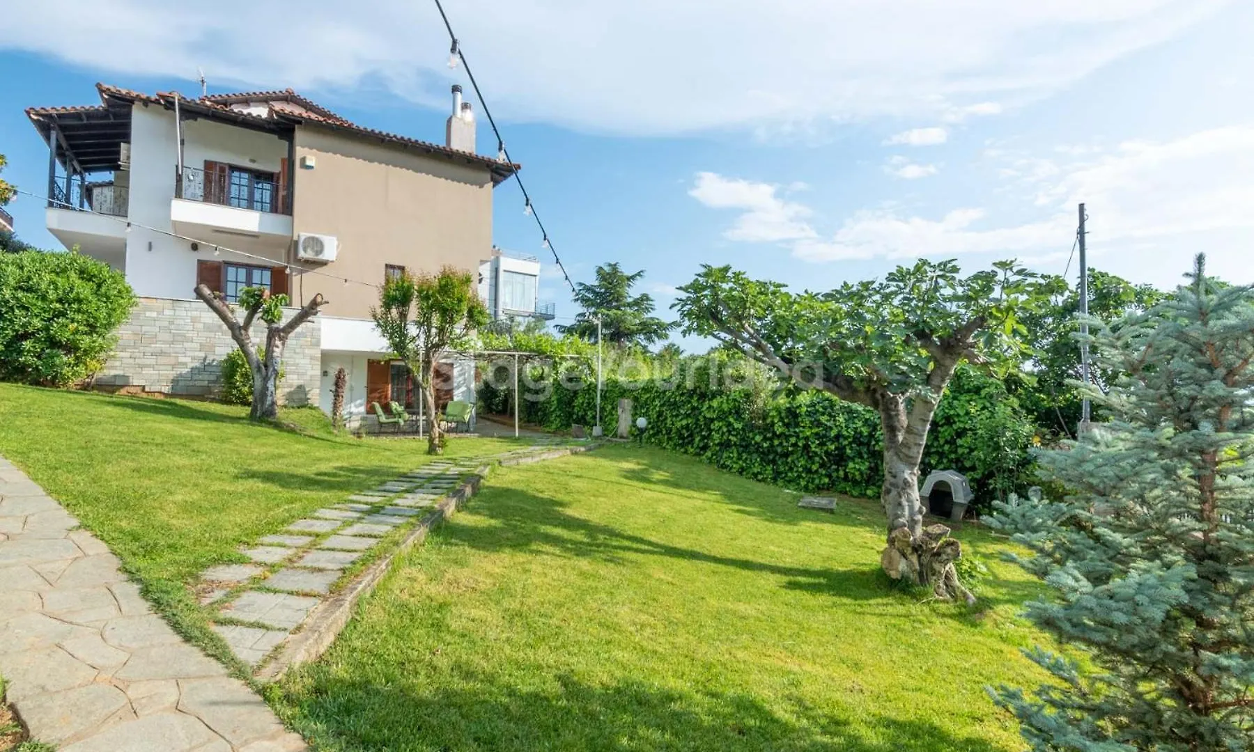 Villa Hillock: Traditional Luxury with Garden for Gatherings Thessaloniki