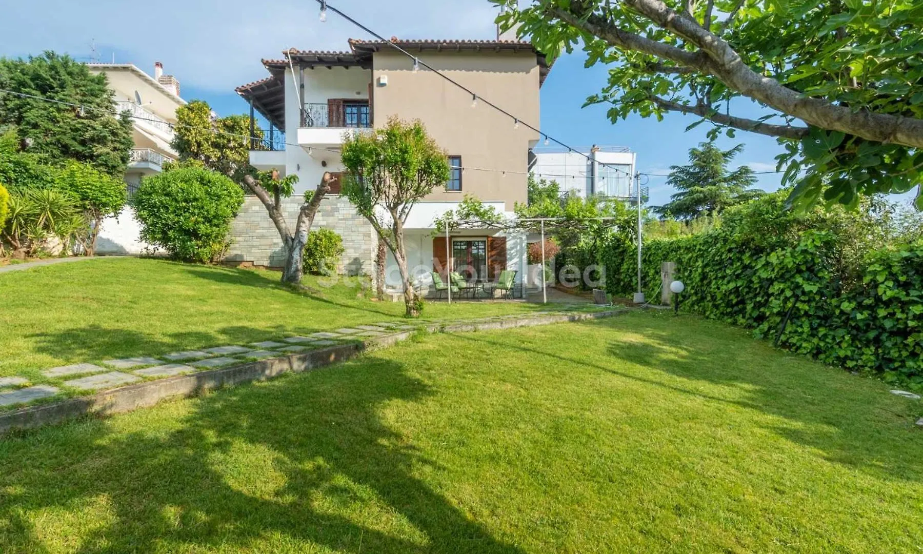 Villa Hillock: Traditional Luxury with Garden for Gatherings Thessaloniki