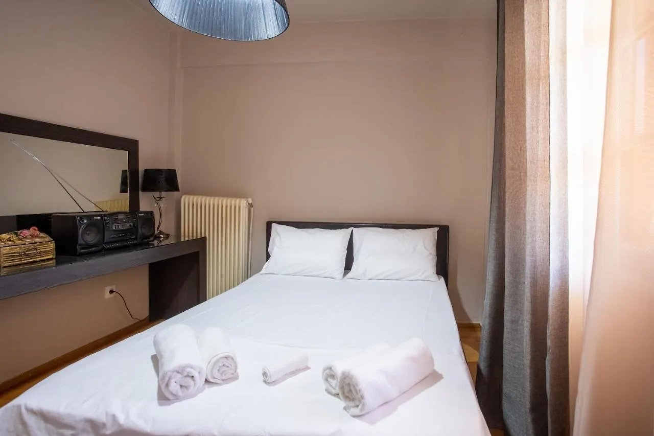 Τraditional Fully Detached Villa On A Luxurious Hillock Of Thessaloniki With Its Own Garden Also For Family & Wedding Gatherings For 10 To 25 People Only 15 Minutes From Airport Grecia