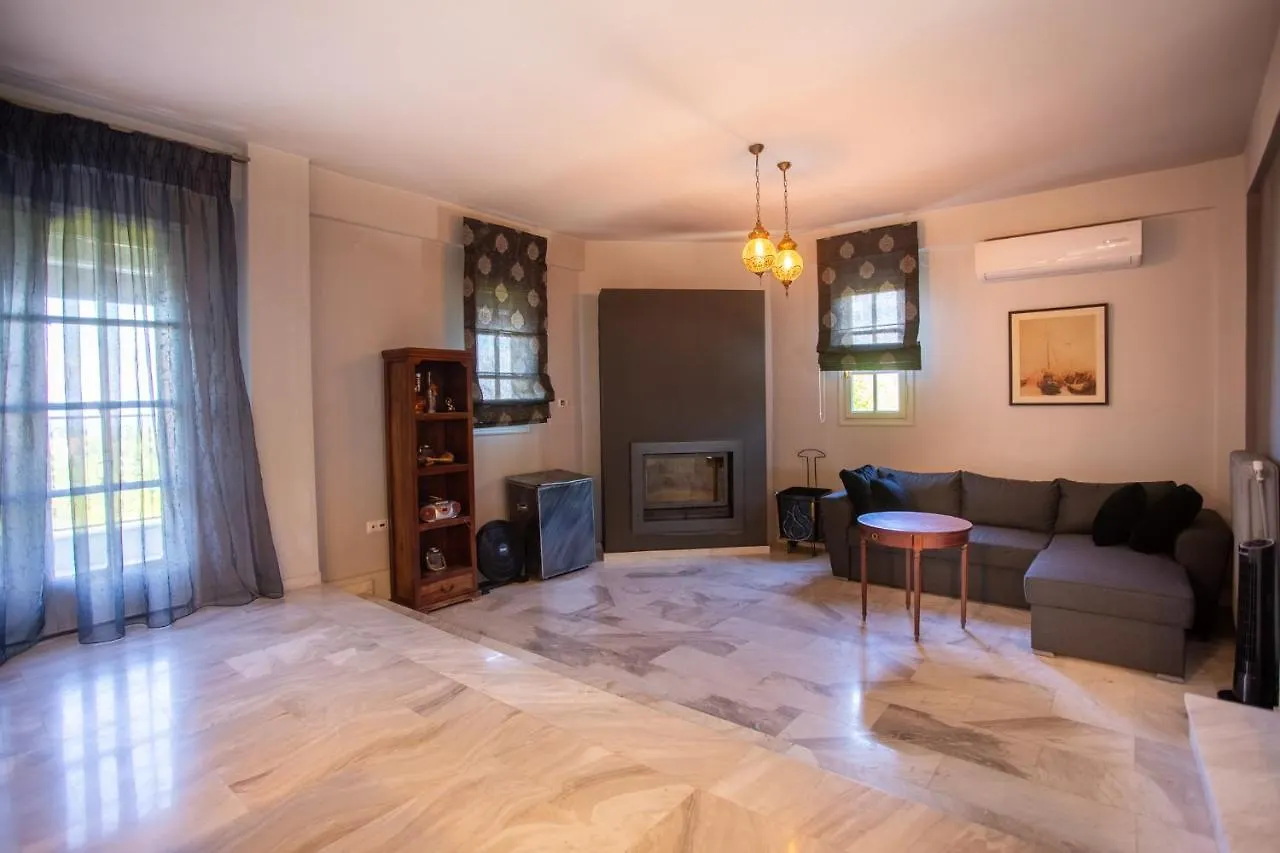 Τraditional Fully Detached Villa On A Luxurious Hillock Of Thessaloniki With Its Own Garden Also For Family & Wedding Gatherings For 10 To 25 People Only 15 Minutes From Airport 0*,  Grecia