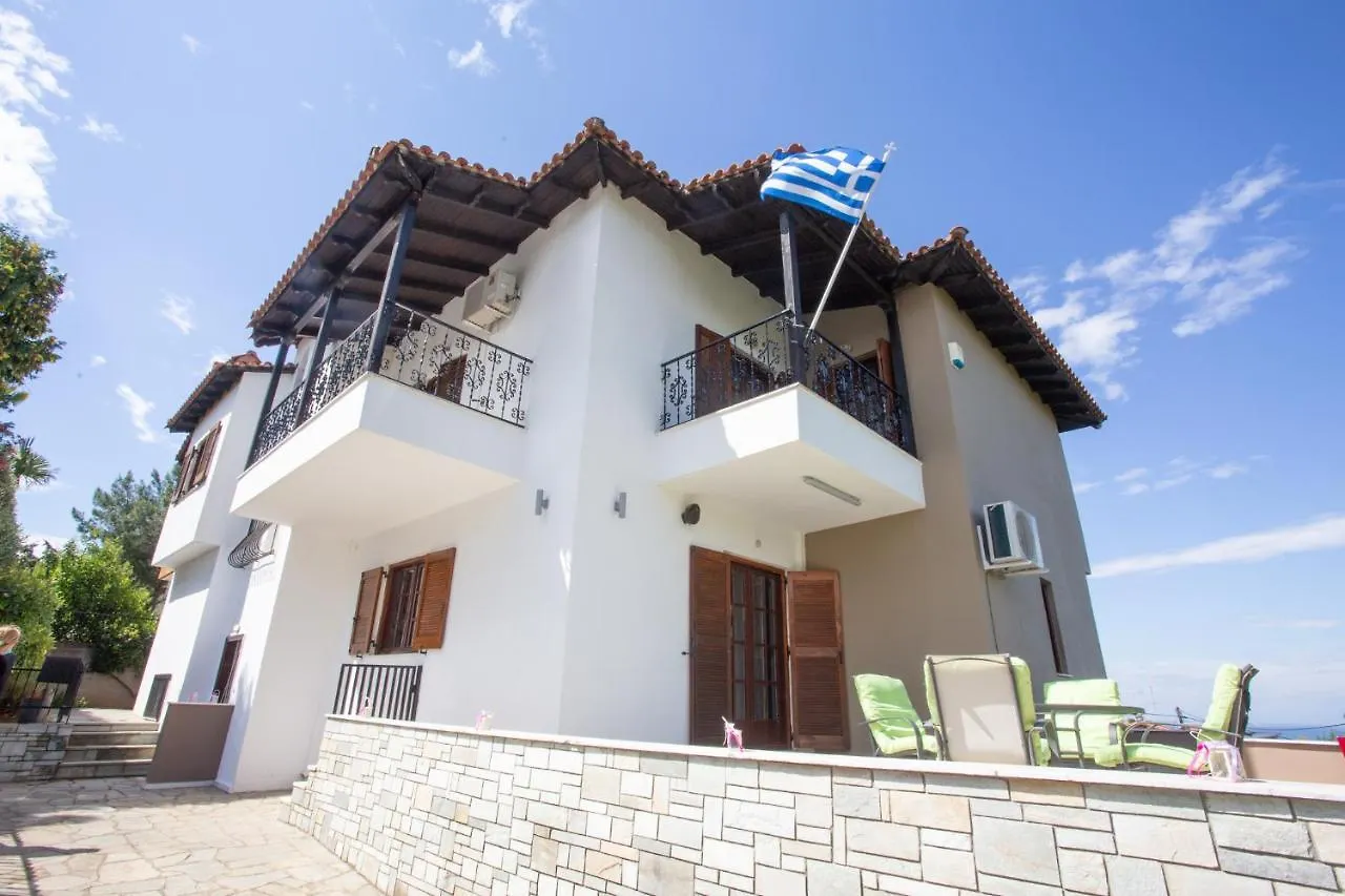 Τraditional Fully Detached Villa On A Luxurious Hillock Of Thessaloniki With Its Own Garden Also For Family & Wedding Gatherings For 10 To 25 People Only 15 Minutes From Airport
