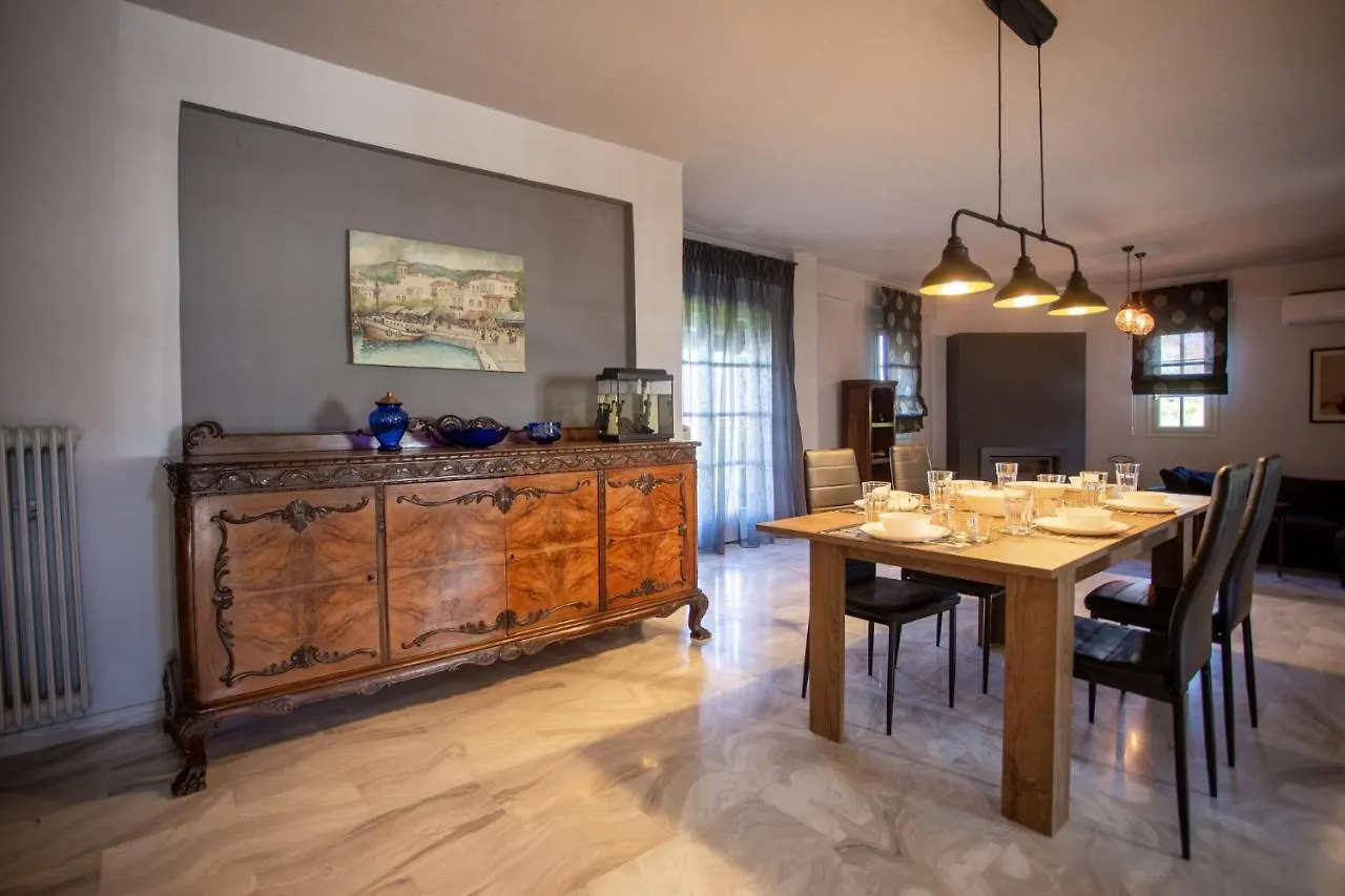 Τraditional Fully Detached Villa On A Luxurious Hillock Of Thessaloniki With Its Own Garden Also For Family & Wedding Gatherings For 10 To 25 People Only 15 Minutes From Airport
