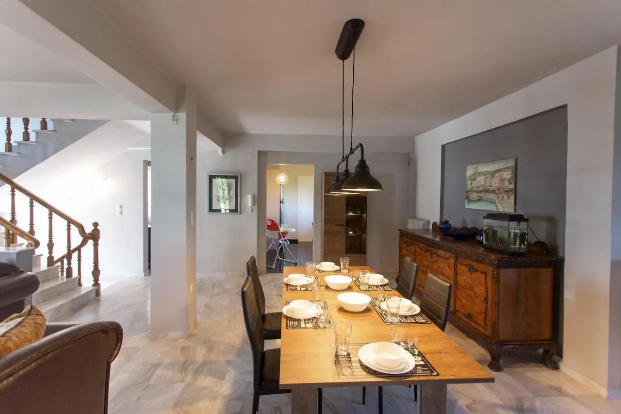 Τraditional Fully Detached Villa On A Luxurious Hillock Of Thessaloniki With Its Own Garden Also For Family & Wedding Gatherings For 10 To 25 People Only 15 Minutes From Airport 0*,  Grecia