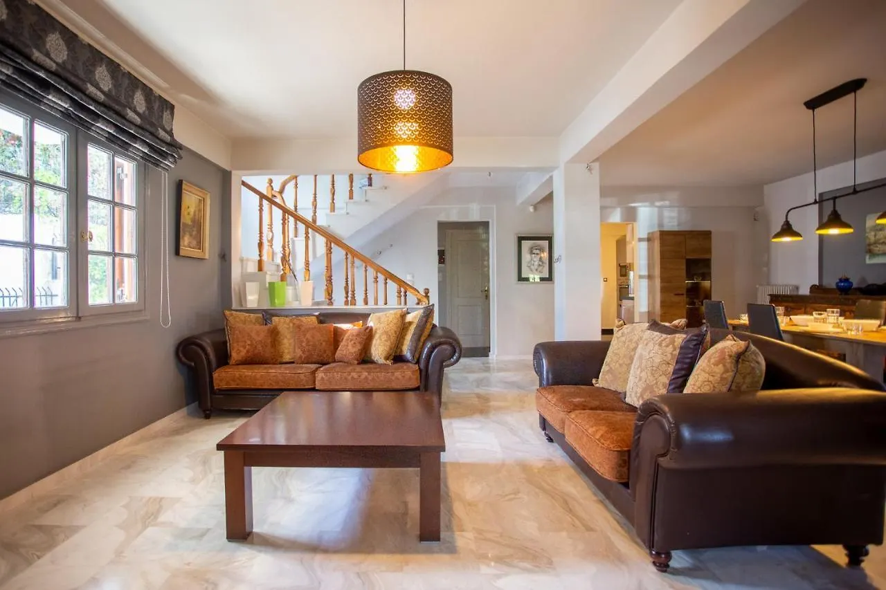Τraditional Fully Detached Villa On A Luxurious Hillock Of Thessaloniki With Its Own Garden Also For Family & Wedding Gatherings For 10 To 25 People Only 15 Minutes From Airport 0*,