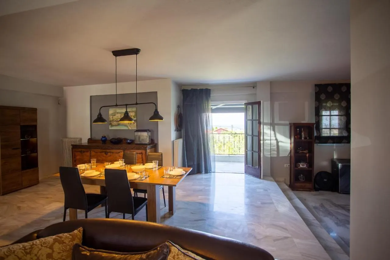 Τraditional Fully Detached Villa On A Luxurious Hillock Of Thessaloniki With Its Own Garden Also For Family & Wedding Gatherings For 10 To 25 People Only 15 Minutes From Airport