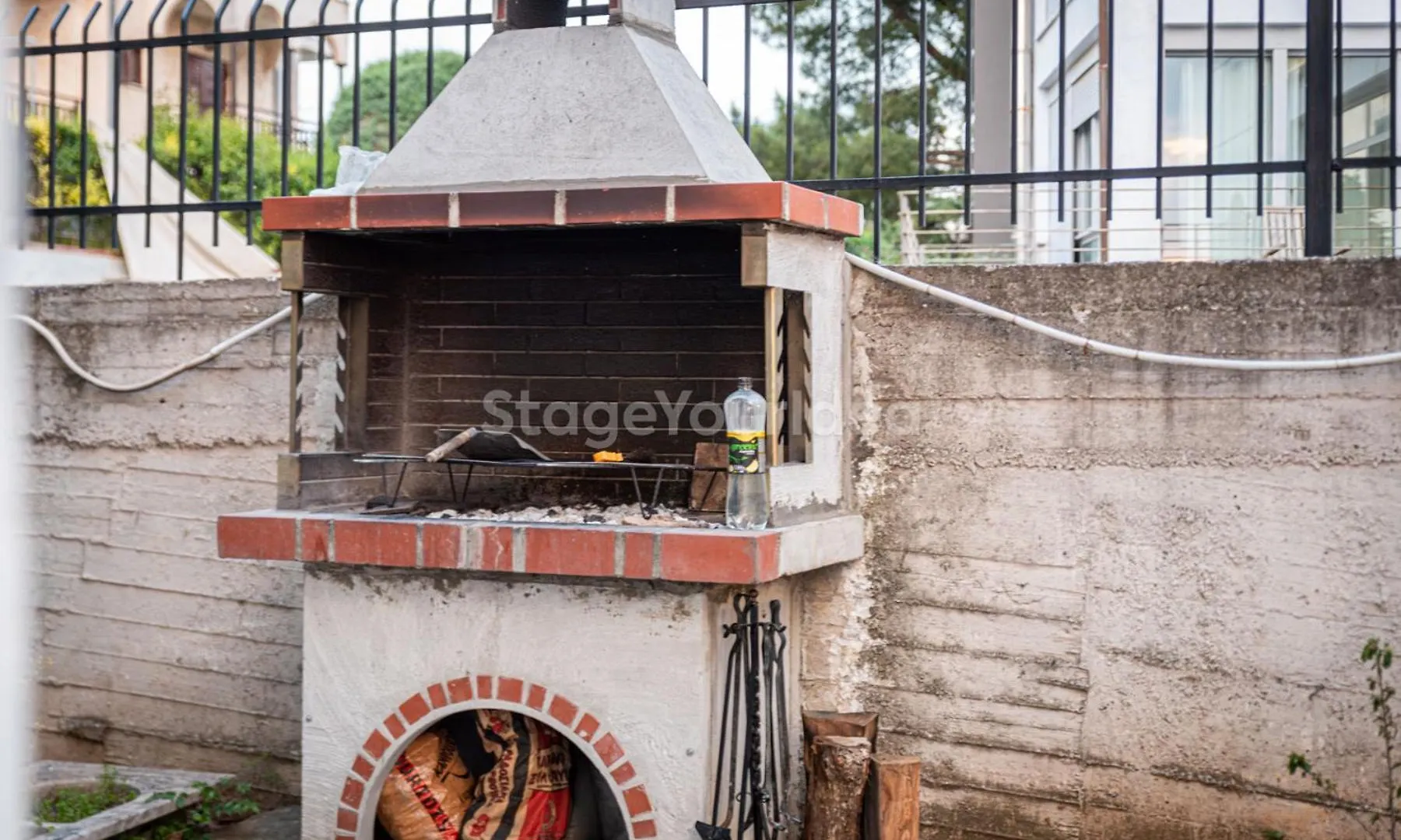 Τraditional Fully Detached Villa On A Luxurious Hillock Of Thessaloniki With Its Own Garden Also For Family & Wedding Gatherings For 10 To 25 People Only 15 Minutes From Airport