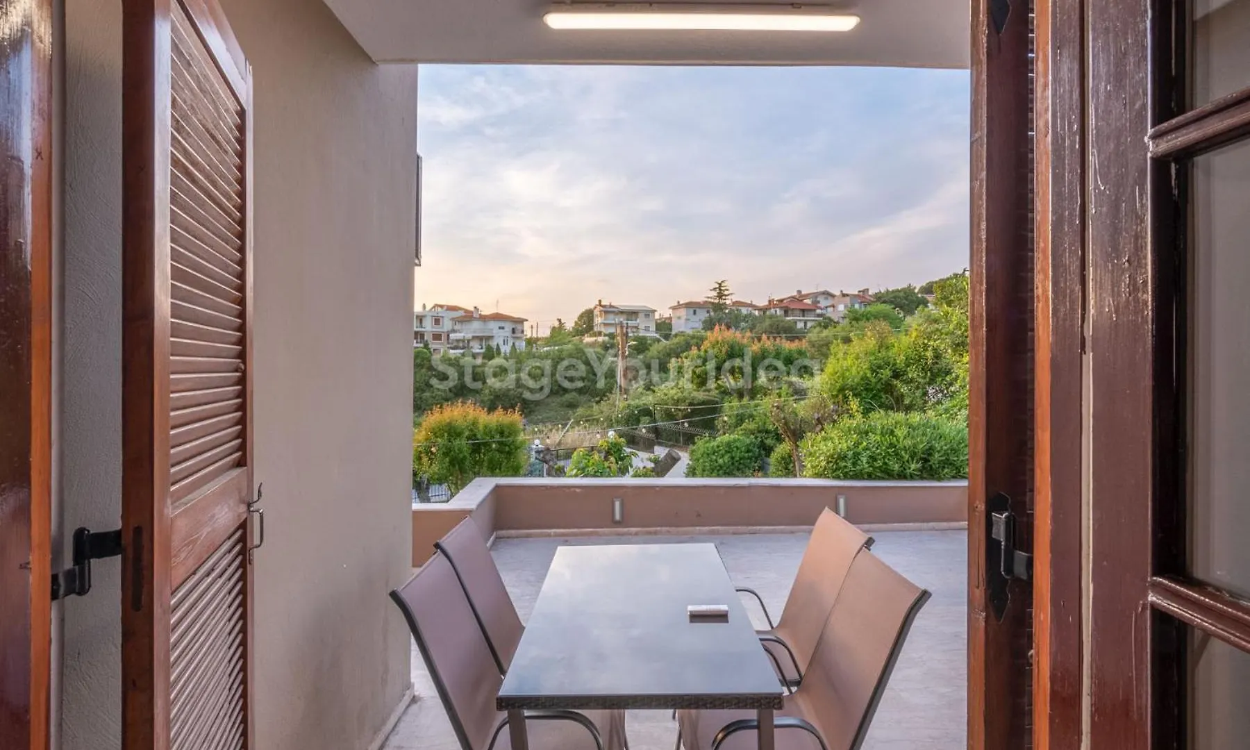 Τraditional Fully Detached Villa On A Luxurious Hillock Of Thessaloniki With Its Own Garden Also For Family & Wedding Gatherings For 10 To 25 People Only 15 Minutes From Airport