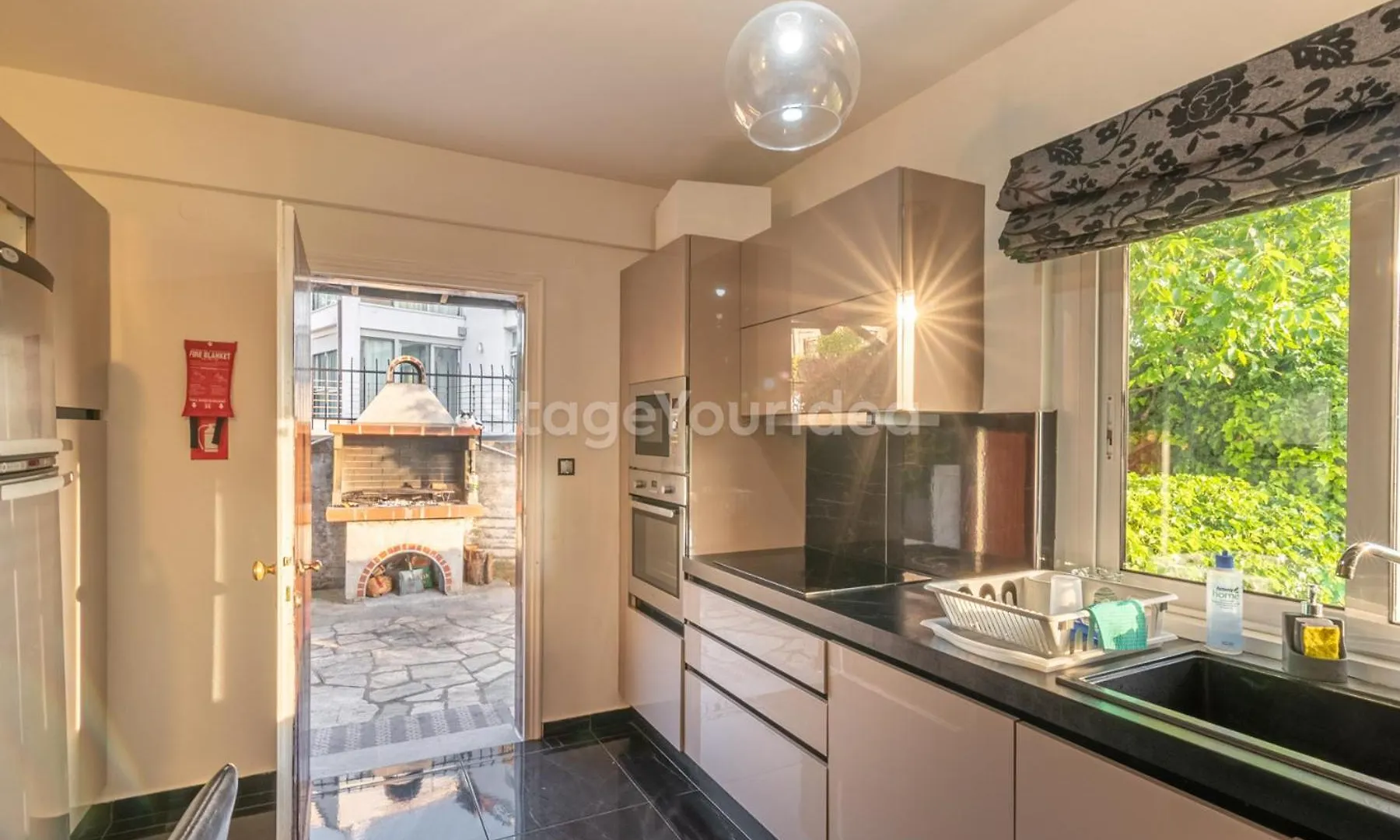 Τraditional Fully Detached Villa On A Luxurious Hillock Of Thessaloniki With Its Own Garden Also For Family & Wedding Gatherings For 10 To 25 People Only 15 Minutes From Airport